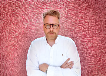 My Vape im Fokus des Container-Investors Philipp Schober? 2 My Vape E-Zigaretten im Fokus des Container-Investors Philipp Schober - Geschäftsmann betrachtet Vape-Produkte