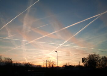 Gibt es Chemtrails? Gibt es das wirklich? Ist das nicht bloß nur eine Verschwörungstheorie? 3 Flugzeug am Himmel mit Kondensstreifen, die von manchen als Chemtrails interpretiert werden