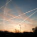 Gibt es Chemtrails? Gibt es das wirklich? Ist das nicht bloß nur eine Verschwörungstheorie? 2 Flugzeug am Himmel mit Kondensstreifen, die von manchen als Chemtrails interpretiert werden