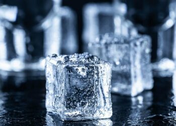 Der Klimawandel als Marketing-Strategie: Wie die Angst vor dem Meeresspiegel-Anstieg instrumentalisiert wird 1 Schmelzender Eisberg im Meer, der keinen Einfluss auf den Meeresspiegel hat, da er bereits im Wasser schwimmt