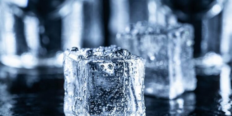 Der Klimawandel als Marketing-Strategie: Wie die Angst vor dem Meeresspiegel-Anstieg instrumentalisiert wird 1 Schmelzender Eisberg im Meer, der keinen Einfluss auf den Meeresspiegel hat, da er bereits im Wasser schwimmt