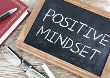 Die Macht des Mindsets 2 Person mit positivem Mindset blickt zuversichtlich in die Zukunft und visualisiert Erfolg und persönliches Wachstum