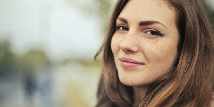 Rechtssichere Firmengründung in Ungarn 2024: Geschäftsmann mit Aktenkoffer vor ungarischem Parlamentsgebäude