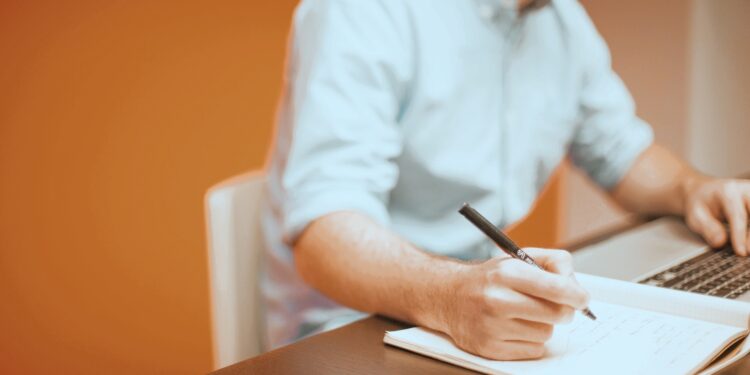 10 Gründe für Firmengründung in Ungarn: Optimierung durch Hunconsult 1 Gründe für Firmengründung in Ungarn - Geschäftsmann betrachtet ungarische Flagge und Unternehmensunterlagen