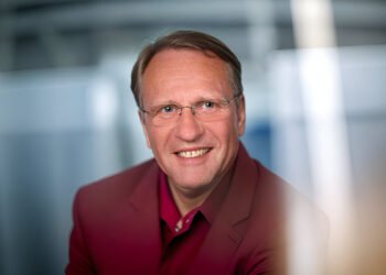 Andreas Thiede, Experte für Versicherungsoptimierung bei PKK Consulting, berät Kunden in Baar zu Versicherungsfragen