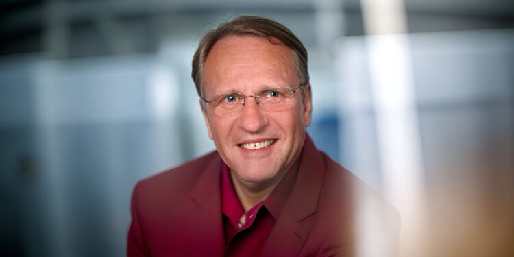 Andreas Thiede, Experte für Versicherungsoptimierung bei PKK Consulting, berät Kunden in Baar zu Versicherungsfragen