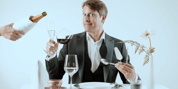 Danny Morgenstern, bekannter Bond-Experte, Autor und TV-Persönlichkeit, lächelnd in einem Anzug