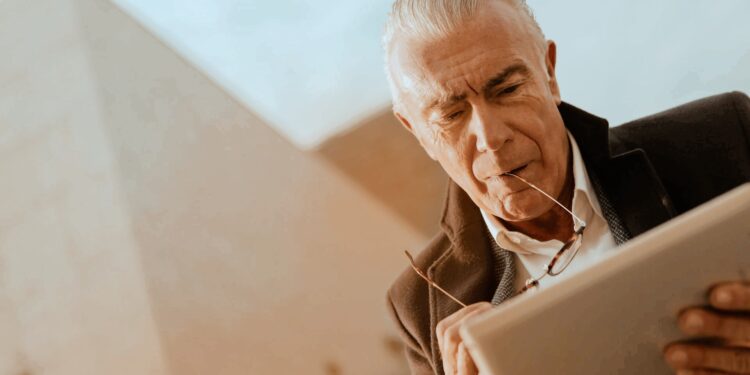 EWIV Geschäftsmodell unter der Lupe: Legale Unternehmensform oder Betrugsmasche? Symbolbild mit Lupe und Akten