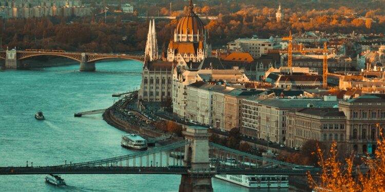 Expandieren Sie mit HUNCONSULT nach Ungarn: Niedrige Steuern & umfassende Betriebsunterstützung 1 Geschäftsmann schüttelt Hand mit ungarischem Partner, symbolisiert Expansion nach Ungarn mit HUNCONSULT