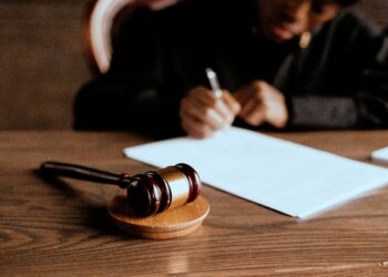 Experte für Urheber-, Medien-, IT-Recht & mehr: Deutschlandweite Rechtsberatung & Vertretung 3 Rechtsanwalt für Urheberrecht berät Mandanten am Schreibtisch zu Fragen des geistigen Eigentums und Medienrechts