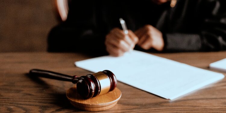 Rechtsanwalt für Urheberrecht berät Mandanten am Schreibtisch zu Fragen des geistigen Eigentums und Medienrechts