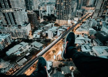 Filmset des Filmprojekts 'Mut' mit jungen Filmemachern und moderner Ausrüstung in urbaner Umgebung