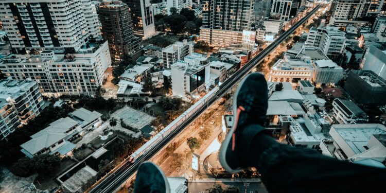 Filmset des Filmprojekts 'Mut' mit jungen Filmemachern und moderner Ausrüstung in urbaner Umgebung