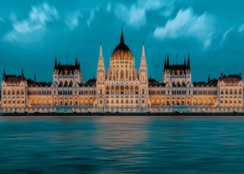 Holding-Struktur in Ungarn: Geschäftsmann analysiert Diagramm mit steuerlichen Vorteilen einer ungarischen GmbH