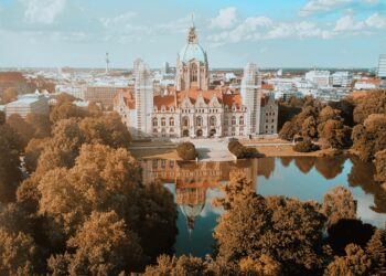 Christian Mondrowski, Immobilienexperte für Verkauf und Bewertung in Hannover, vor Skyline der Stadt