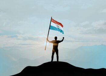 Verschiedene Investitionsmöglichkeiten für 2025 dargestellt: Aktien, Immobilien, ETFs und Kryptowährungen