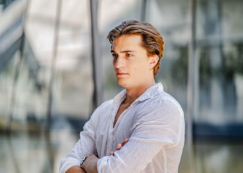 Justin Peter, Experte für Filmproduktion und Social Media Marketing, bei der Arbeit an einem Filmprojekt in Hannover