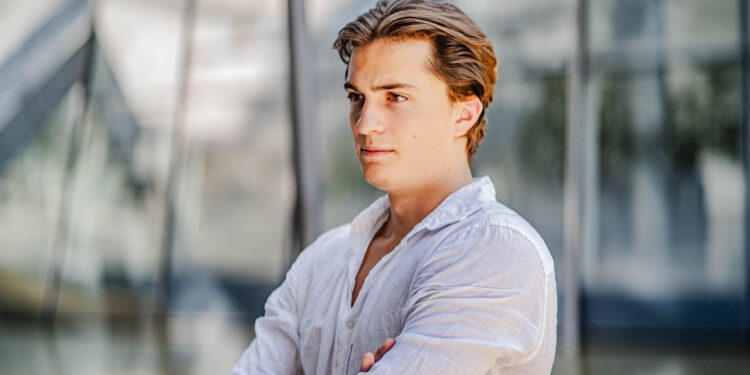 Justin Peter, Experte für Filmproduktion und Social Media Marketing, bei der Arbeit an einem Filmprojekt in Hannover