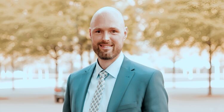 Alexander Hofmann, Immobilienmakler aus Hannover, präsentiert Lösungen für den erfolgreichen Immobilienverkauf