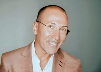 Robert Stein, unabhängiger Journalist und Aufklärer, spricht über Frieden und Wissen in einem Interview