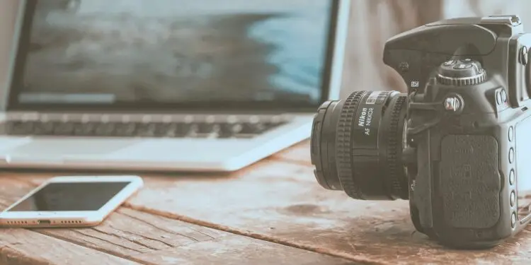 Justin Peter, Social Media & Filmprofi aus Hannover, bei der Arbeit an einem Videoprojekt für soziale Medien