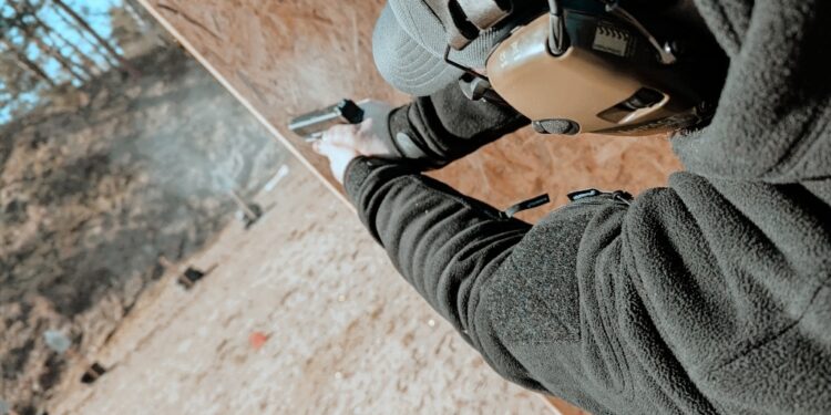 Taktisches Schießtraining in Polen: Teilnehmer üben an Zielscheiben mit Ausbildern auf modernem Schießstand