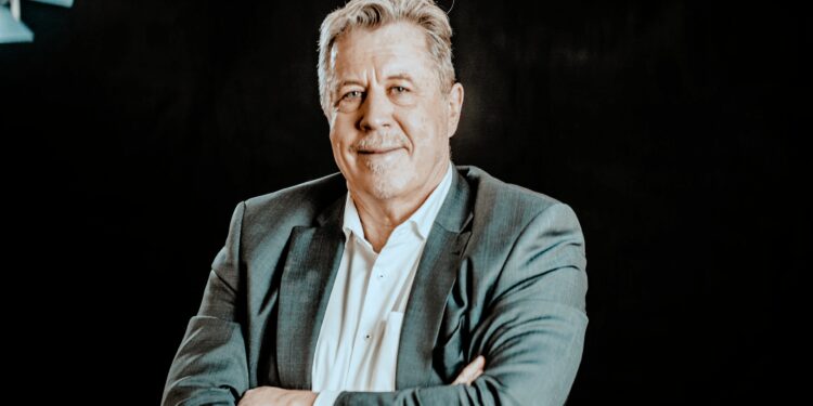 Thomas Scheffel, Experte für internationale Vertragsanalyse, bei der Prüfung von Dokumenten aus Liechtenstein