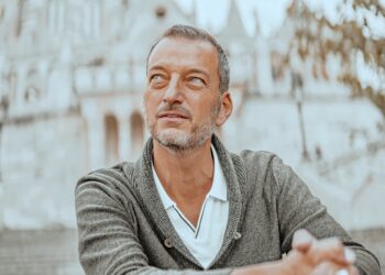 Norbert Peter nutzt die inklusive Anrede 'Herr und Dame' statt geschlechtsspezifischer Anreden