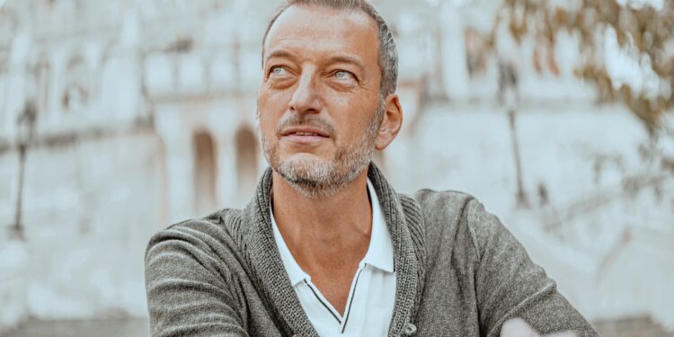 Norbert Peter nutzt die inklusive Anrede 'Herr und Dame' statt geschlechtsspezifischer Anreden