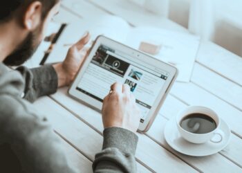 Was Sie über informative Online-Marketing-Strategien wissen müssen: Reichweite & SEO-Optimierung im Fokus 1 Online-Marketing-Strategien für mehr Reichweite und SEO-Optimierung: Laptop mit Diagrammen und Statistiken