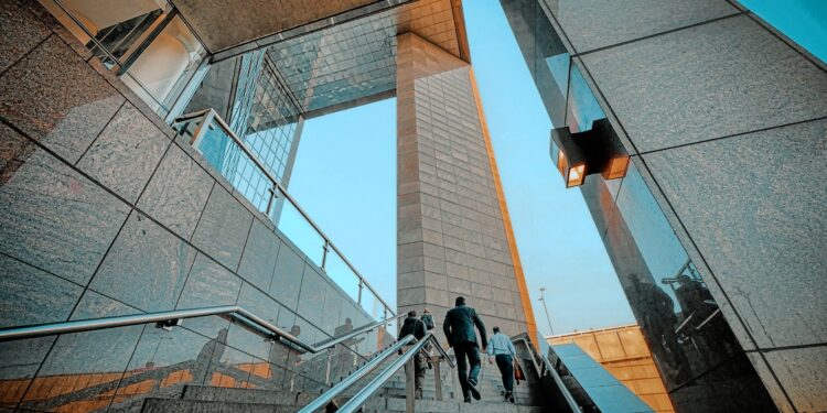 Firma in Ungarn Gründen: Chancen und Vorteile für Unternehmer 1 Ungarische und EU-Flagge vor moderner Bürofront - symbolisiert die Chancen, eine Firma in Ungarn zu gründen