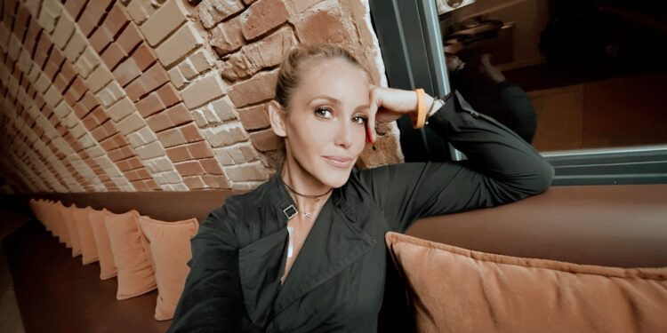 Elena Nozon: Unternehmerin und Mindset-Expertin inspiriert zu Wachstum und Selbstbestimmung 1 Elena Grafik