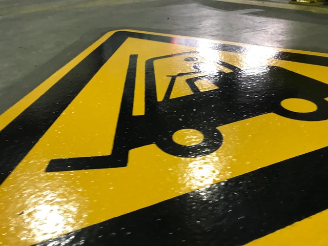 Sicherheit durch düstere Bodenmarkierungen - verborgene Gefahren lauern in industriellen Abgründen Sicherheit durch düstere Bodenmarkierungen - verborgene Gefahren lauern in industriellen Abgründen