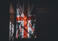 Union Jack Flagge in düsterem Licht – Symbol für sichere Strukturen zwischen UK und Europa