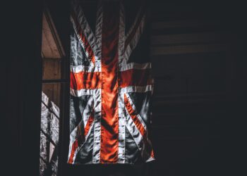 Union Jack Flagge in düsterem Licht – Symbol für sichere Strukturen zwischen UK und Europa