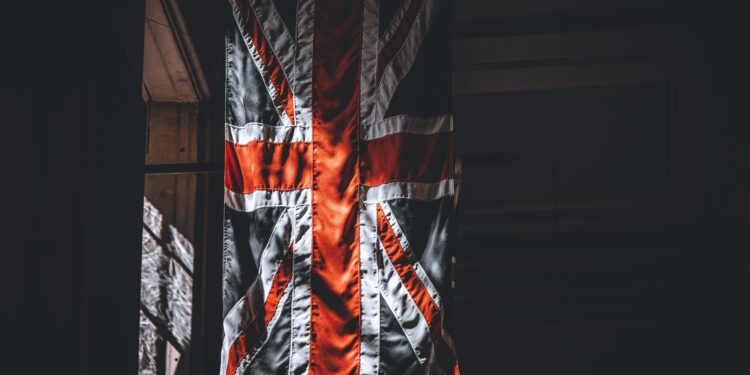 Sichere Strukturen in Europa: Steuervorteile legal nutzen 1 Union Jack Flagge in düsterem Licht – Symbol für sichere Strukturen zwischen UK und Europa